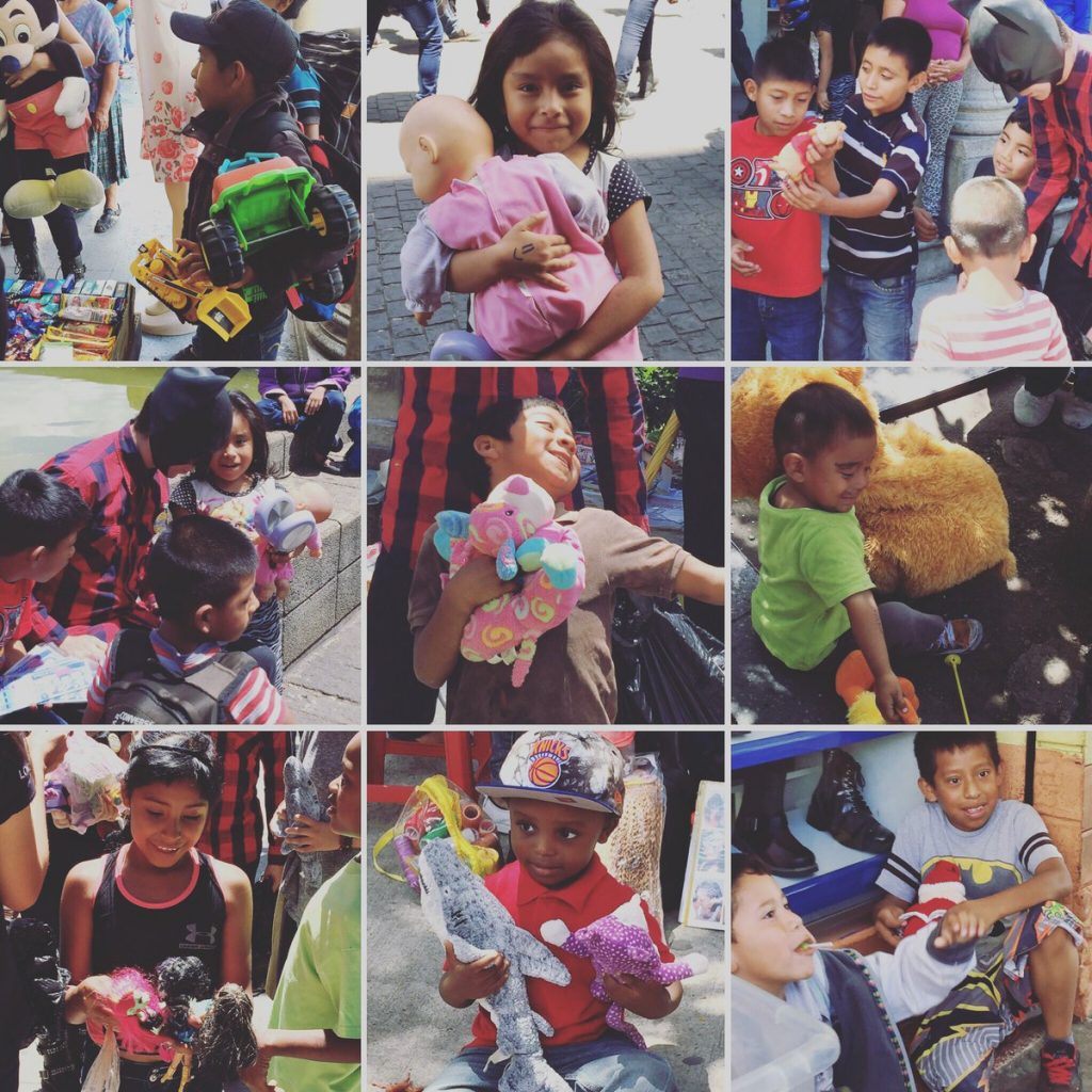 Regálele a un niño una sonrisa.