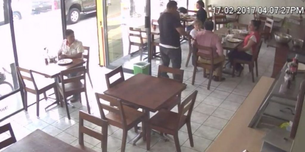 Hombre asalta cafetería en Un Sector de la Colonia Oakland, zona 10