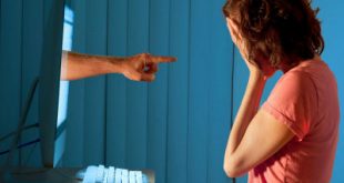 Las mujeres son 27 veces más propensas al acoso en línea