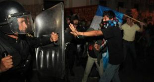 PNC disolvió manifestación para sacar a diputados retenidos en el Legislativo