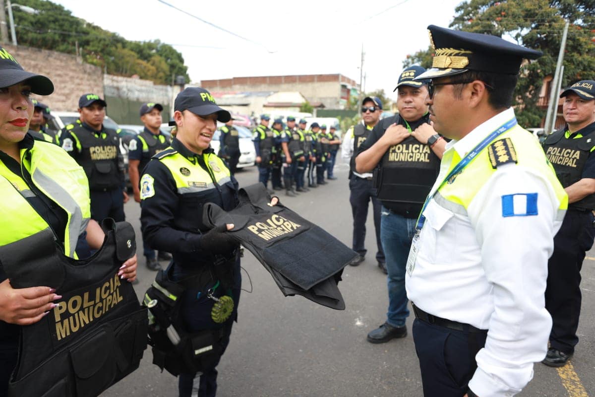 Luego de la Tragedia que enluto a Emixtra Entregan chalecos antibalas a agentes de Emixtra