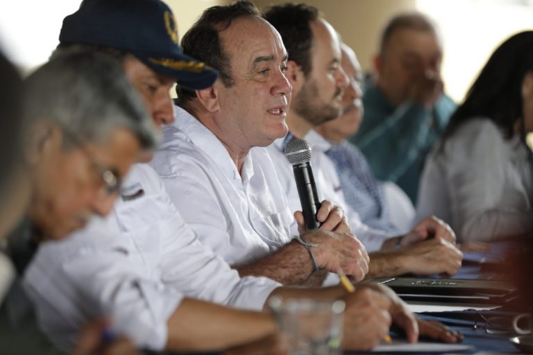 Alejandro Giammattei prohíbe compras y viajes internacionales en el Ejecutivo