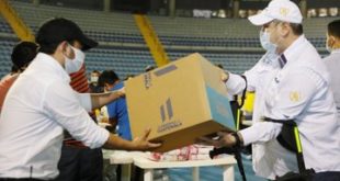 Presidente Alejandro Giammattei ayuda en embalaje de alimentos para familias vulnerables