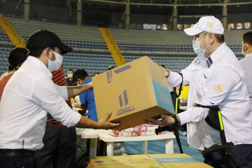 Presidente Alejandro Giammattei ayuda en embalaje de alimentos para familias vulnerables