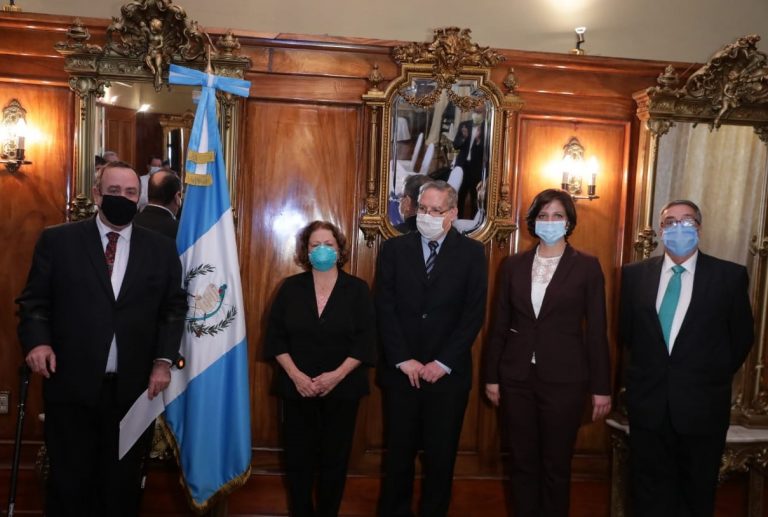 La juramentación se realizó en Casa Presidencial.