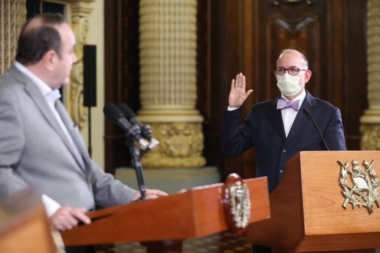 Presidente de Guatemala Alejandro Giammattei Juramenta a Edwin Asturias