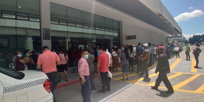 Aeropuerto Internacional la Aurora con aglomeración