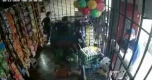 Video: Grupo de hombres abordo de un vehículo asaltan tienda en zona 1