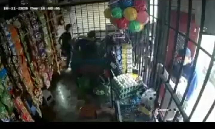 Video Grupo de hombres asaltan tienda zona 1