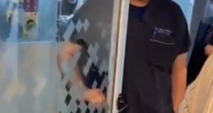 Cardiólogo tira la puerta en la frente a paciente