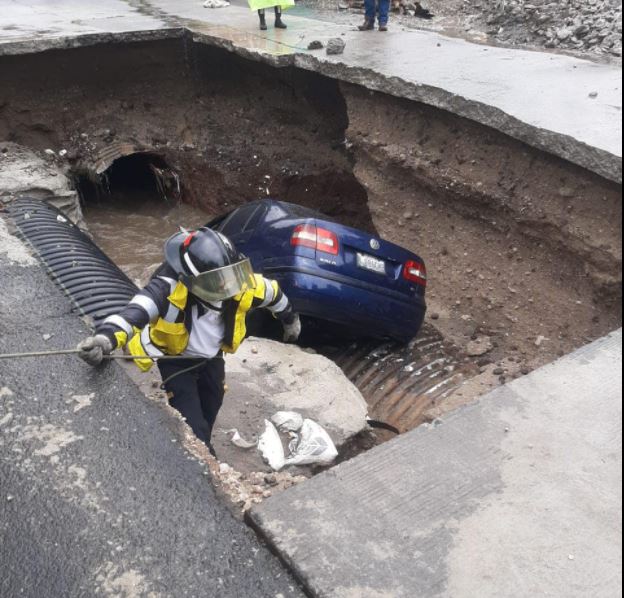 Carro cae a hoyo en Mixco