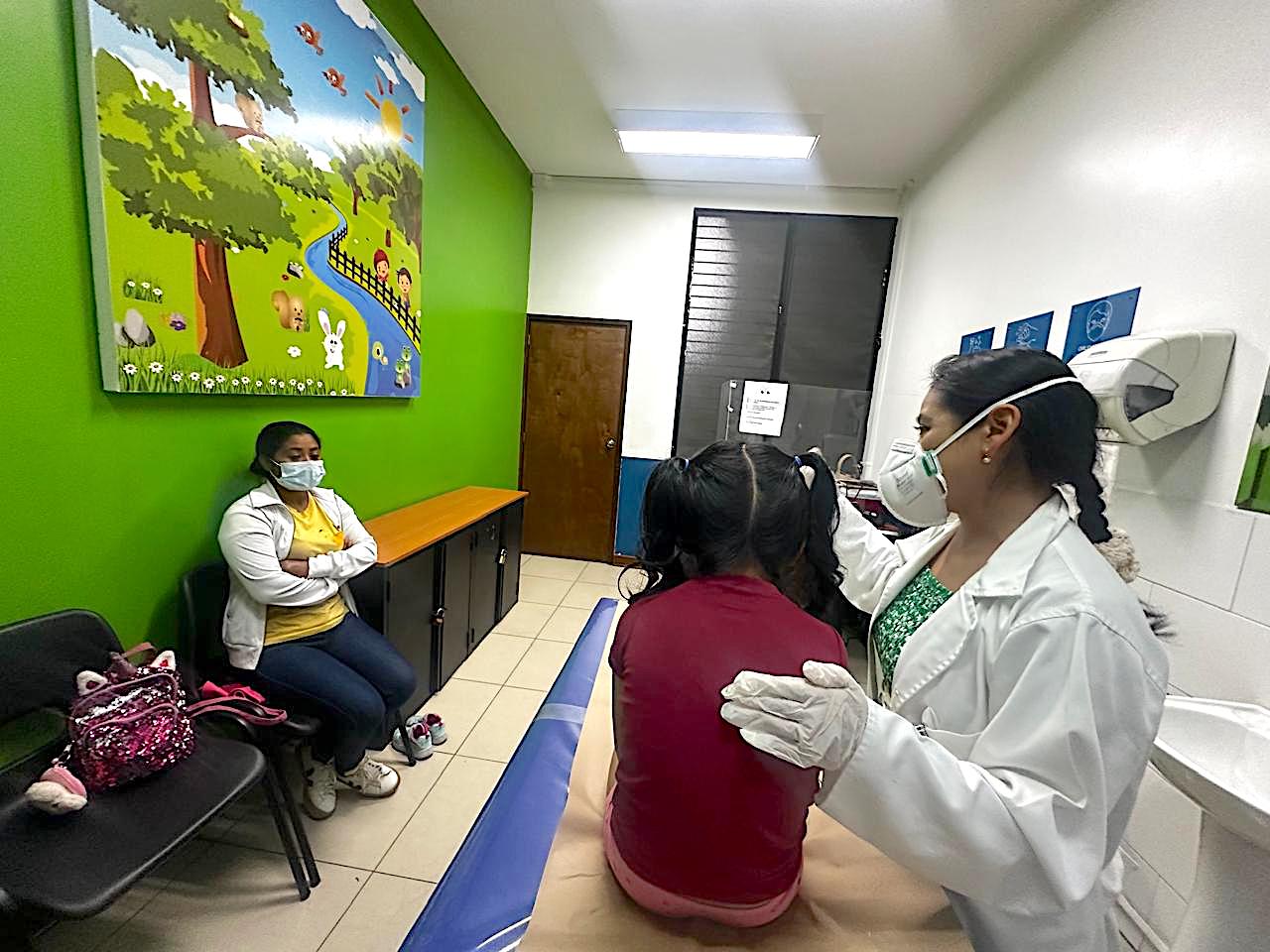 Brote de virus de manos, pies y boca afecta a niños provocando fiebre, dolor de garganta y erupciones
